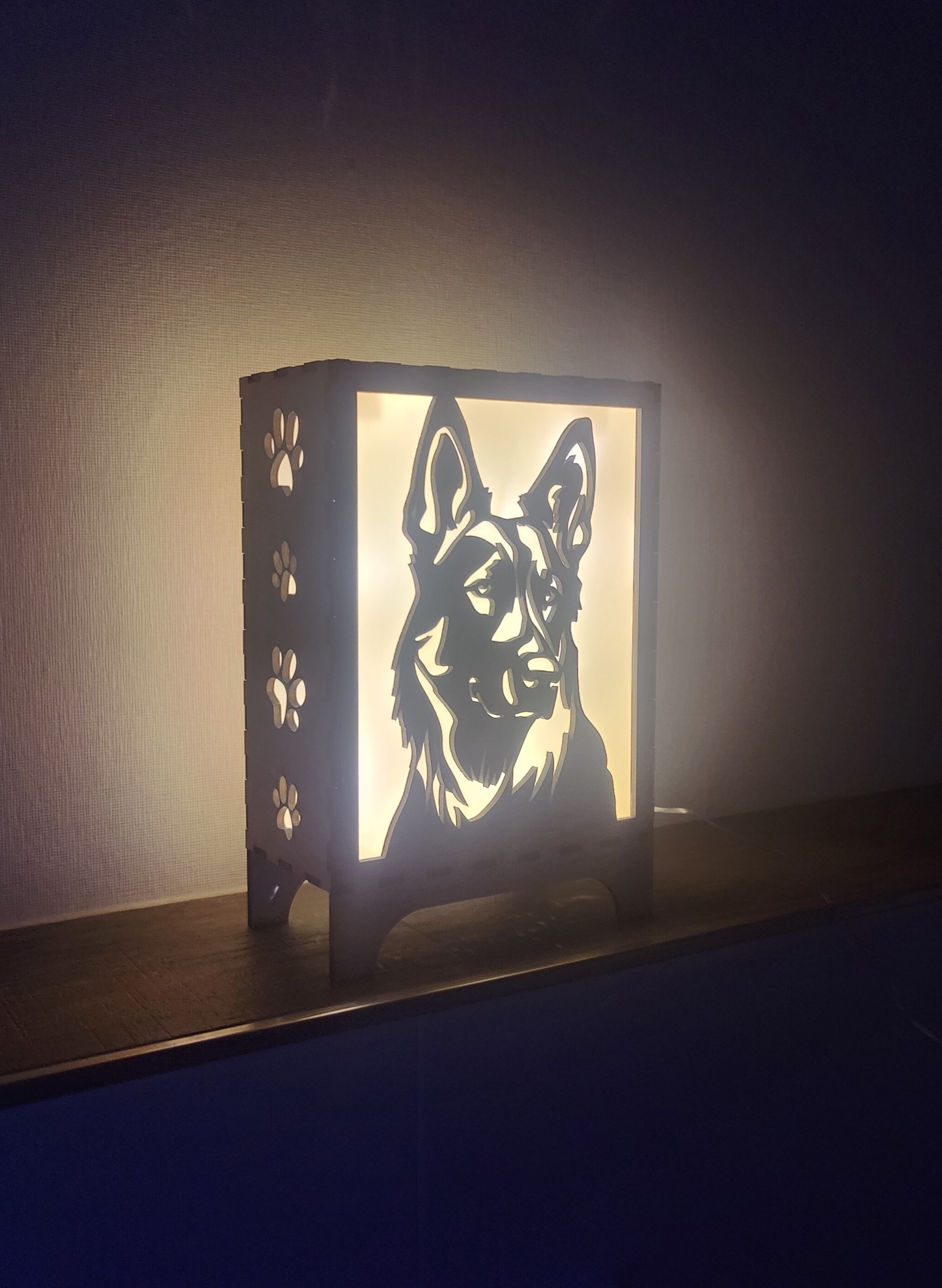 Tischlampe mit Hundemotiv Buche